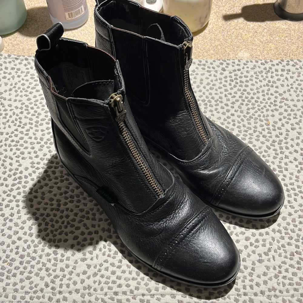 Leather Ariat Chelsea zip up boots size 8b